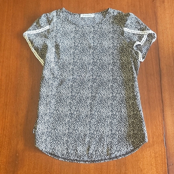 Black and White Lightweight Top - Picture 2 of 2